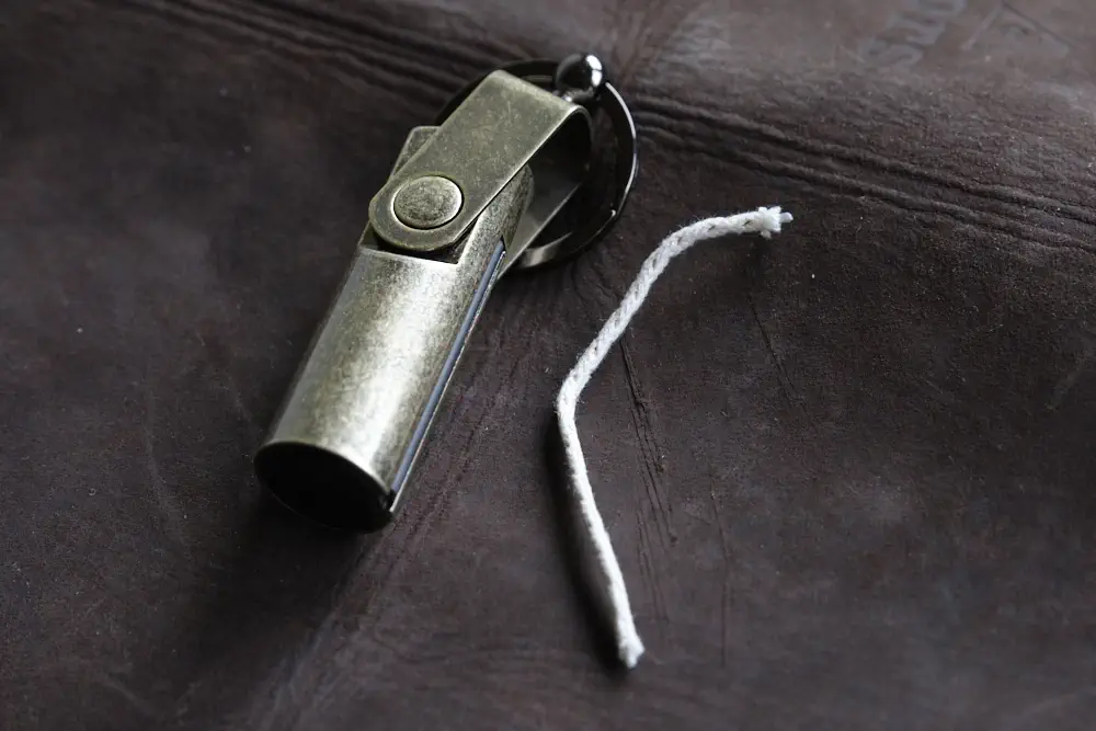 Ewiges Streichholz mit Ersatzdocht.