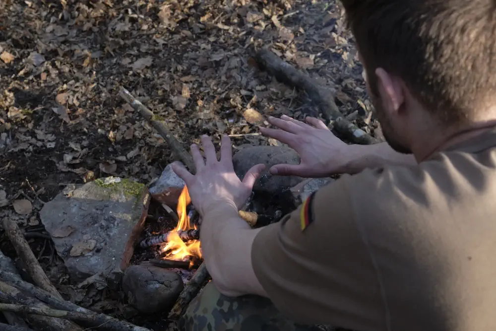 Feuer machen beim Überleben in der Wildnis