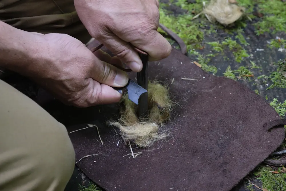 Survival Guide Lars Konarek beim Survival Kurs