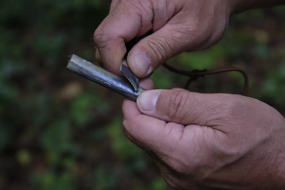 Der richtige Winkel ist beim Nutzen dieses Survival Gear wichtig