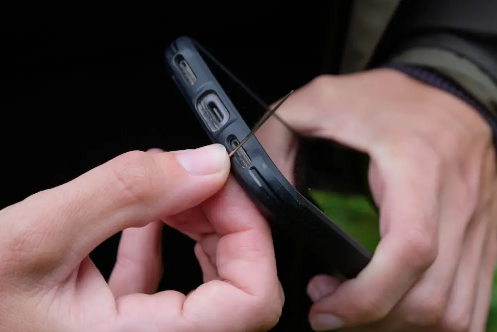 Improvisierter Kompass beim Survival Kurs