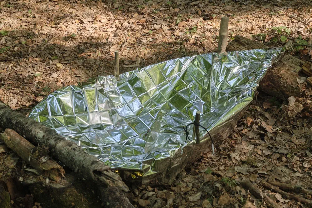 Eine Rettungsdecke sollte immer ins Survival Kit mit rein