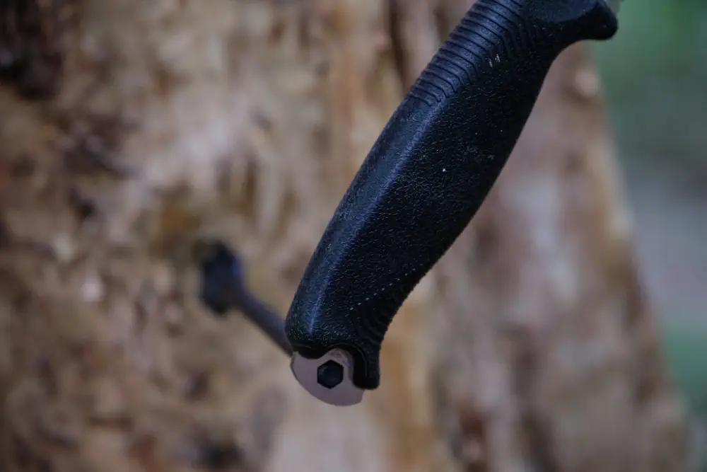 Lars Konarek hat ein Survival Messer in der Survival Ausrüstung