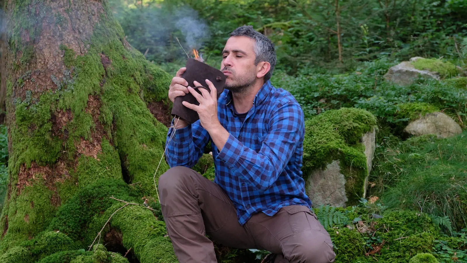 Survival Trainer Lars Konarek beim Feuermachen im Schwarzwald