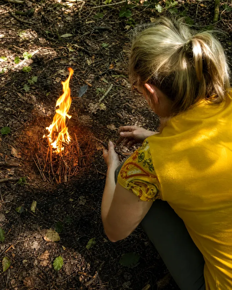 Feuer machen beim 1day Survival Training im Schwarzwald
